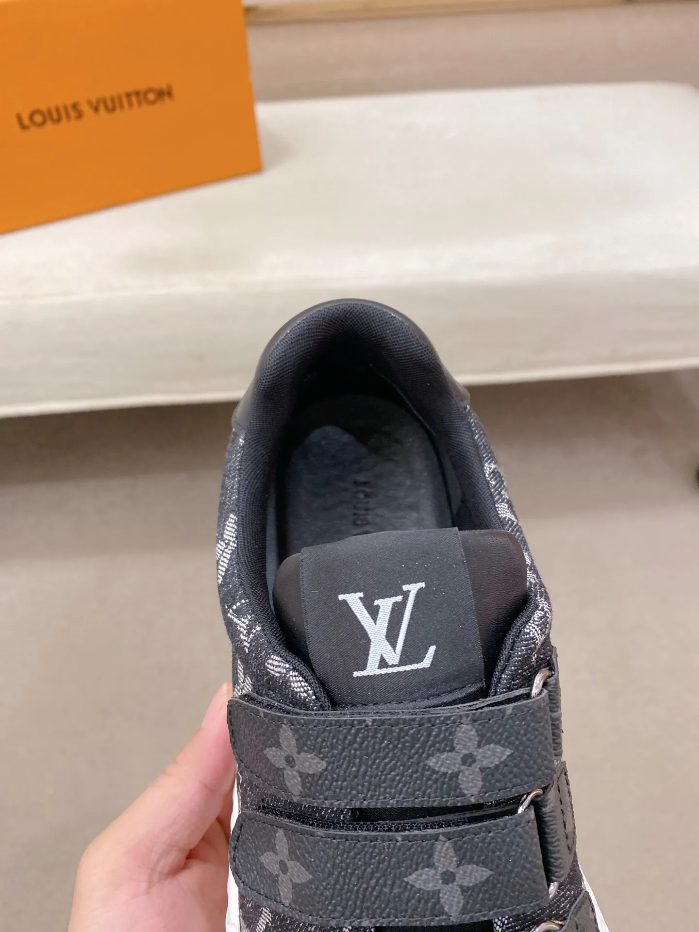Men's shoes💰 420💰Louis Vuitton (Louis Vuitton/LV) top 🔍🔍 new models are on sale at the same time, the upper 🇮🇹 imported first-layer cowhide from Italy, fully imported sheepskin lining 💪💪, completely 1⃣️ to 1 ⃣️Re-engraved🇮🇹💪💪, ⚠Sole: The original sole is specially provided by the original factory, the exclusive movable molded sole is super comfortable, ⚠The original factory follows the order, 🔍🔍high quality, you can enter and exit the counter at will, welcome to compare⚠. Code number:38-44